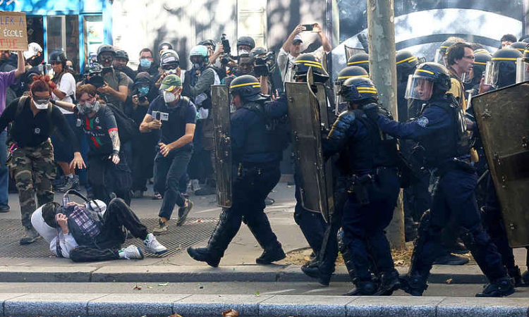 France suspends use of stun  grenades to police protests